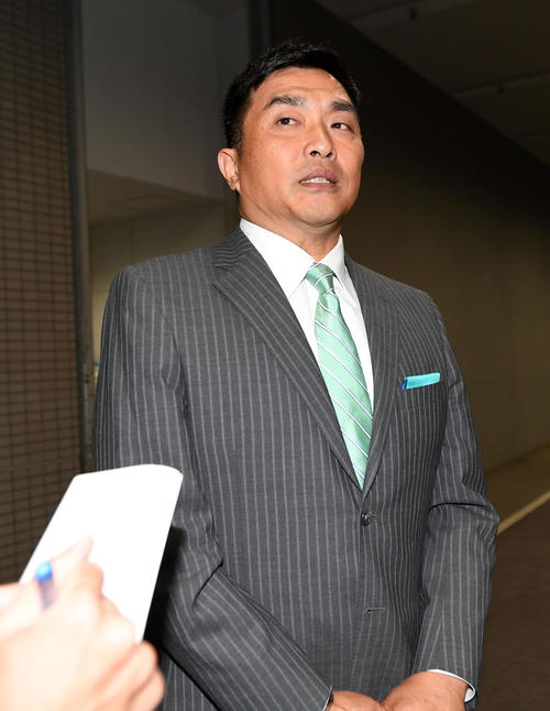 阪神の秋季キャンプで臨時コーチを務めることになり抱負を話す山本昌氏（撮影・前岡正明）