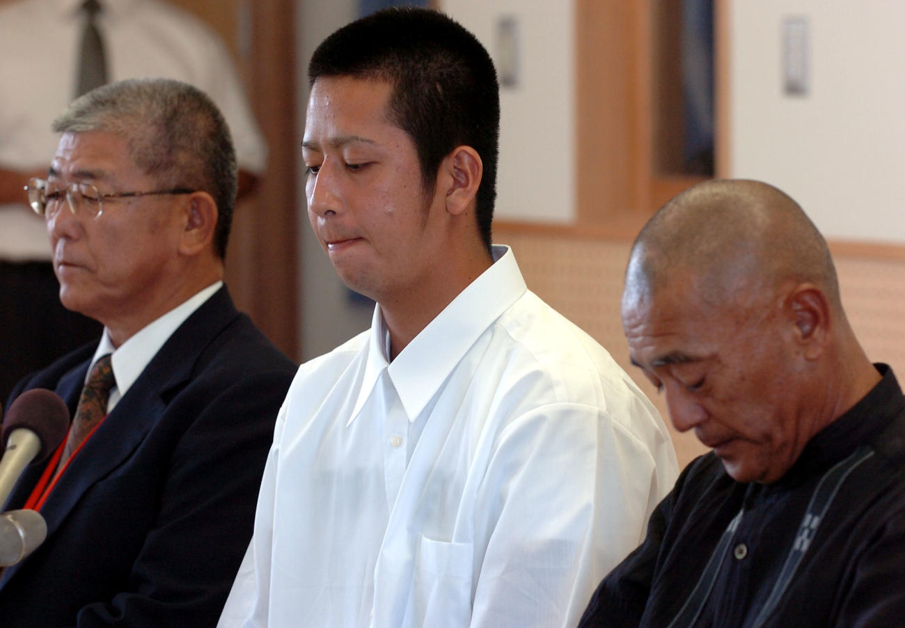 ドラフト1巡目でロッテに指名されるも複雑な表情で会見を行う八重山商工の大嶺と伊志嶺監督（右）。左は添石校長（2006年9月25日撮影）