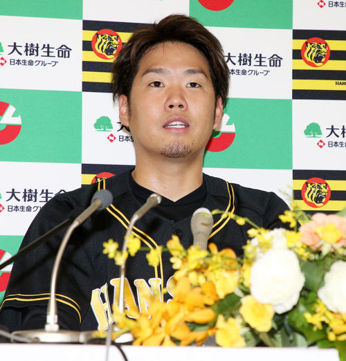 9、10月度の月間MVPを受賞し会見する西（撮影・加藤哉）