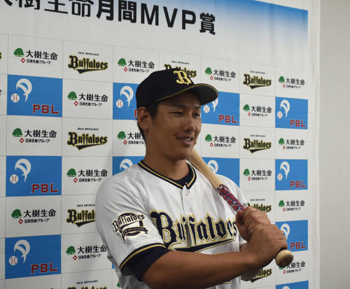 月間MVP受賞会見で写真撮影に応じるオリックス吉田正尚