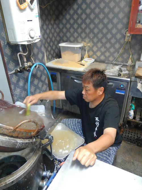 店内でわらびもち造りを行う山田喜久夫氏