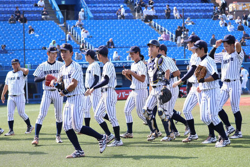 東大に勝利しベンチへ引き揚げる立大ナイン（撮影・河田真司）