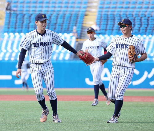 東大対立大　9回表東大2死、最終打者を抑え整列に向かう立大・中川（左）（撮影・河田真司）