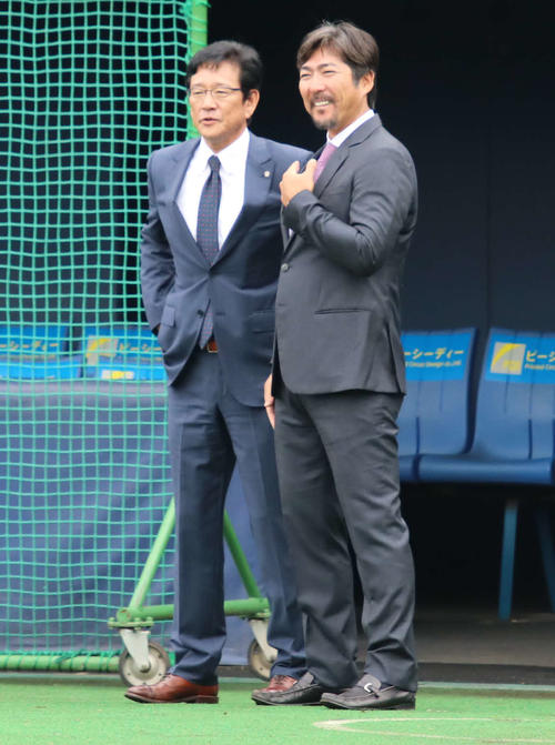 2軍本拠地の千葉・鎌ケ谷を訪れ、栗山監督（左）と談話をする日本ハム小笠原ヘッド兼打撃コーチ（撮影・山崎純一）