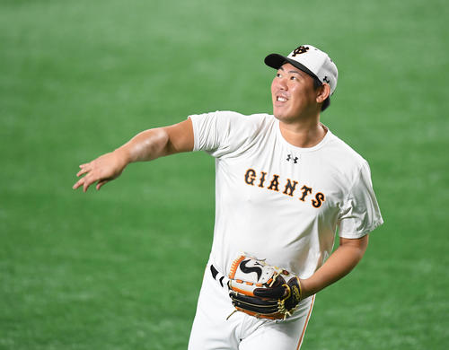 笑顔でキャッチボールをする巨人山口（撮影・加藤諒）