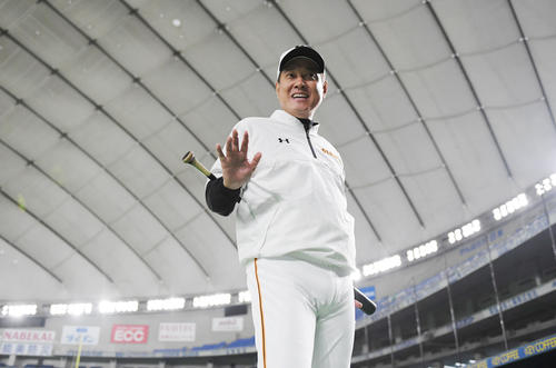 東京ドームでの練習を終え、笑顔でグラウンドを後にする巨人原監督（撮影・加藤諒）