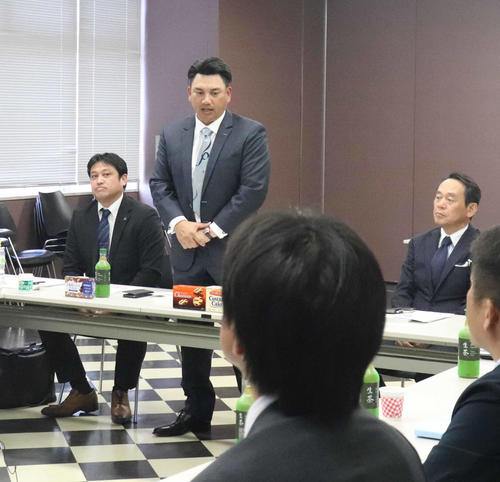 スカウト会議の冒頭であいさつするロッテ井口監督（中央）。右は河合オーナー代行、左は松本球団本部長（撮影・久永壮真）