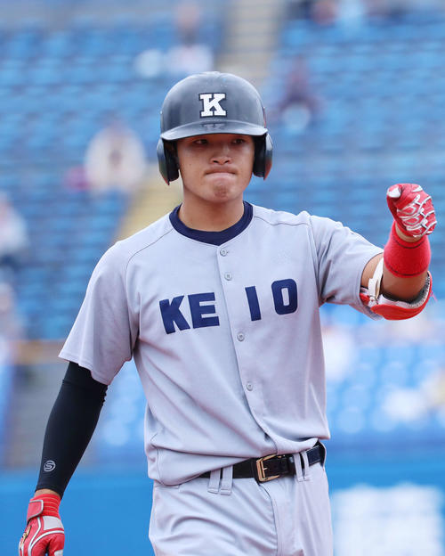 慶大対法大　3回表慶大2死一、三塁、先制の中前適時打を放ち塁上でガッツポーズの郡司（撮影・河田真司）