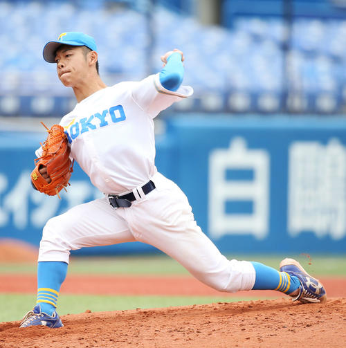東大対立大　2回裏立大無死から登板する東大・小林大（撮影・河田真司）