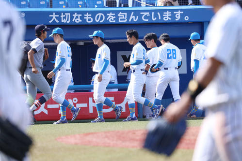 立大に敗れ早々と引き揚げる東大ナイン（撮影・河田真司）