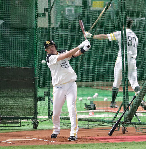 打撃練習で快音を響かせる内川（撮影・梅根麻紀）
