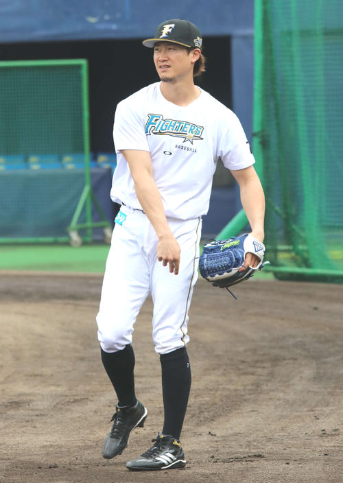 キャッチボールをする日本ハム西川（撮影・山崎純一）