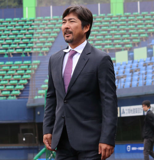 球場入りする日本ハム小笠原ヘッド兼打撃コーチ（撮影・山崎純一）