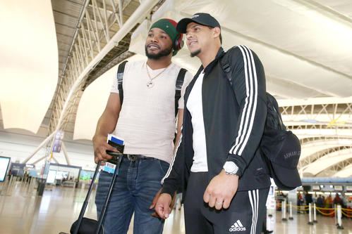 シーズンを終え帰国の途に就くドリス（左）とマルテはスタッフ関係者の写真撮影に笑顔でポーズする（撮影・上山淳一）