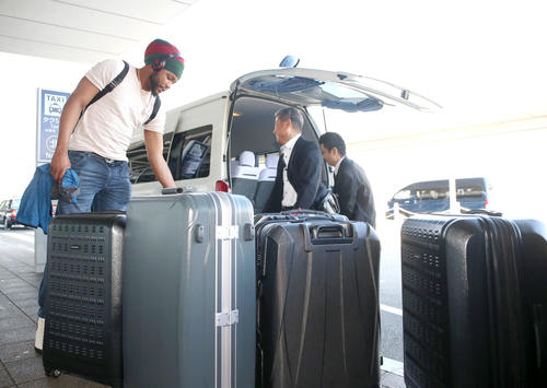 大荷物を運び帰国の途に就くドリス（撮影・上山淳一）