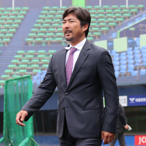 球場入りする日本ハム小笠原ヘッド兼打撃コーチ（撮影・山崎純一）