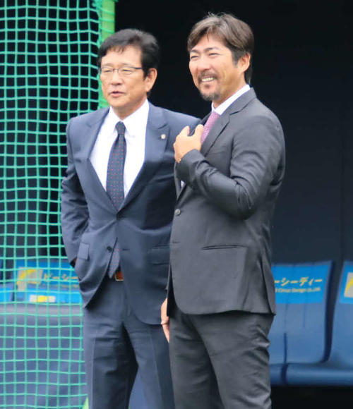 2軍本拠地の千葉・鎌ケ谷を訪れ、栗山監督（左）と談話をする日本ハム小笠原ヘッド兼打撃コーチ（撮影・山崎純一）
