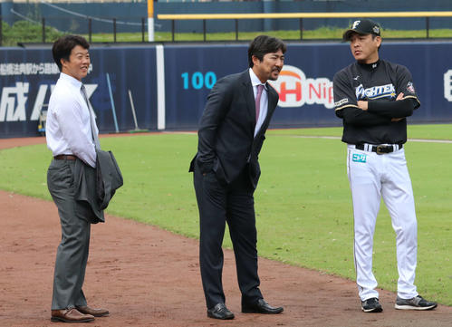 練習中に鶴岡バッテリーコーチ兼捕手（左）、厚沢ベンチコーチ（右）と会話する日本ハム小笠原ヘッド兼打撃コーチ（撮影・山崎純一）