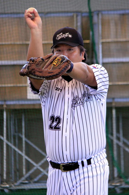 左手を上げたまま、右手がグラブに乗るくらいのつもりで投げる