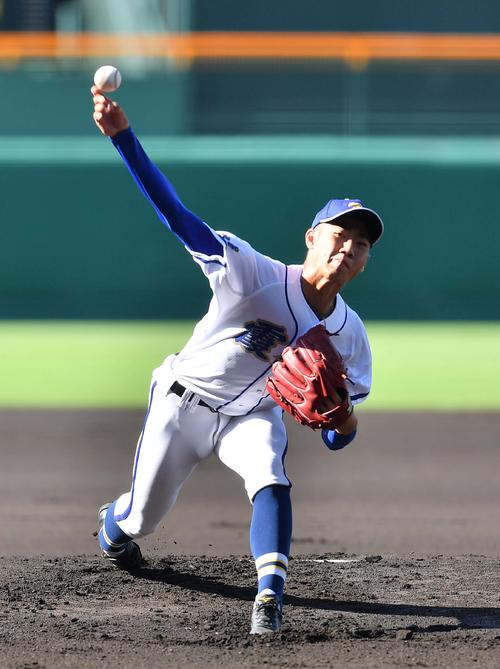 履正社戦で力投する霞ケ浦・鈴木（2019年8月7日）