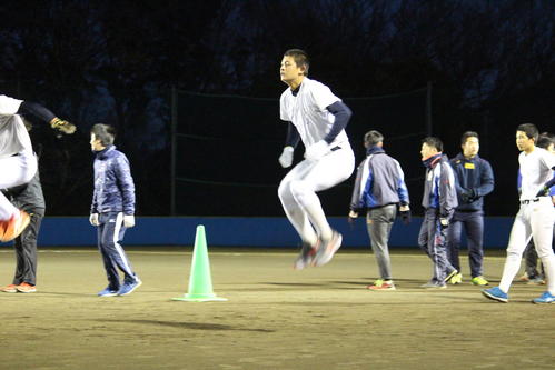 冬の強化練習で懸命に汗を流す日大三・井上（2018年12月28日）