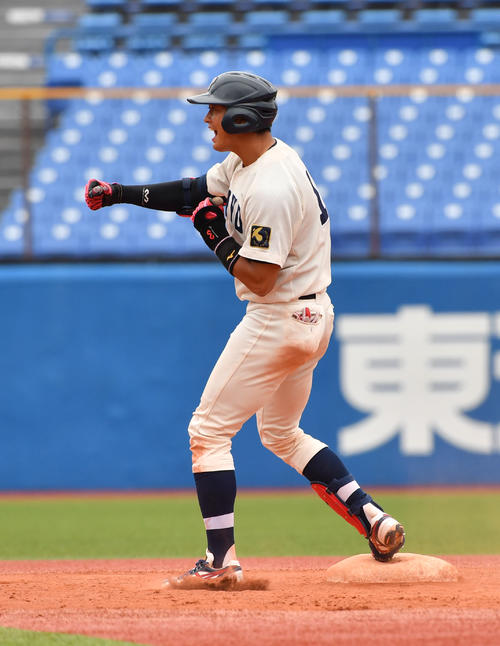 東洋大対国学院大　8回表東洋大無死、佐藤都は右翼線に二塁打を放ちガッツポーズする（撮影・柴田隆二）