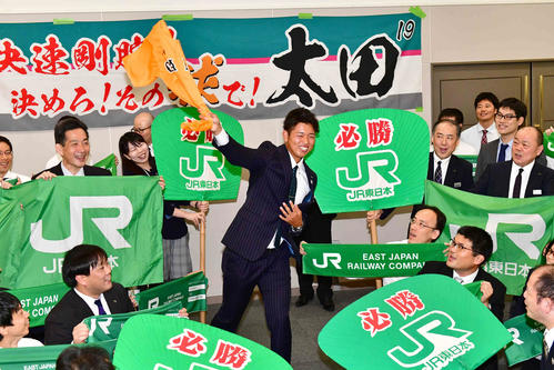 巨人から2位指名を受けたJR東日本・太田は大勢の社員に見守られながら巨人のレプリカユニホームを手にシャドーピッチングを披露する（撮影・小沢裕）