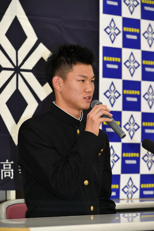 阪神から3位で指名され抱負を語る横浜・及川（撮影・倉内成久）