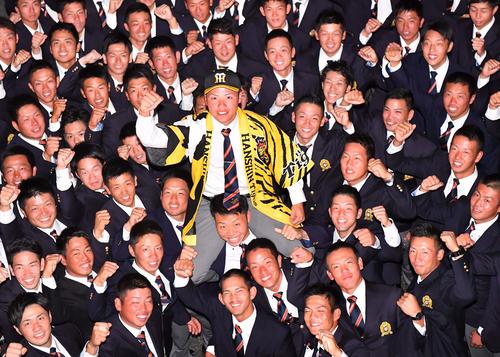 阪神育成1位で指名され騎馬の上でガッツポーズする大商大・小野寺暖（撮影・上田博志）