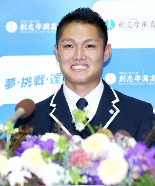 緊張の面持ちで指名を待つ西純矢（撮影・上山淳一）