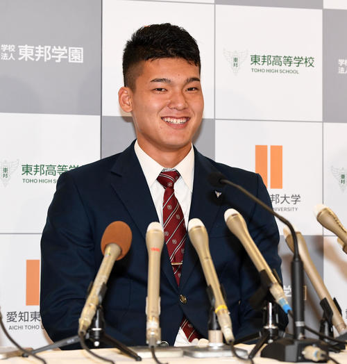 会見会場に入り笑顔を見せる東邦・石川（撮影・前岡正明）