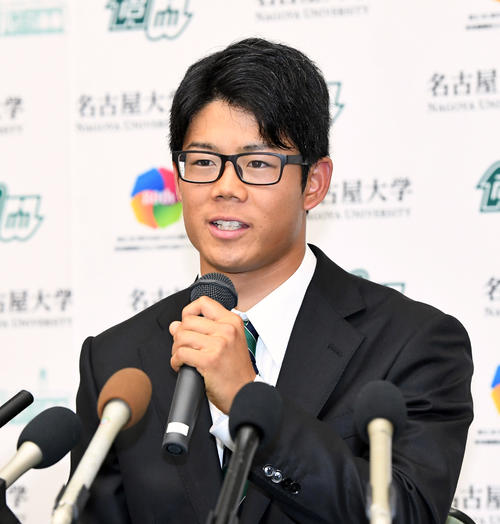 中日の育成1位で指名され緊張の表情で会見する名古屋大・松田（撮影・前岡正明）
