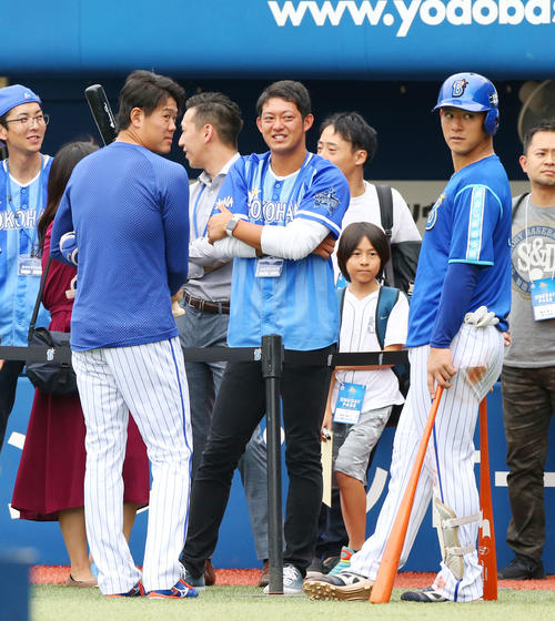 試合前練習中のDeNA上茶谷（左）、伊藤裕（右）と談笑する東洋大・佐藤（2019年9月14日）