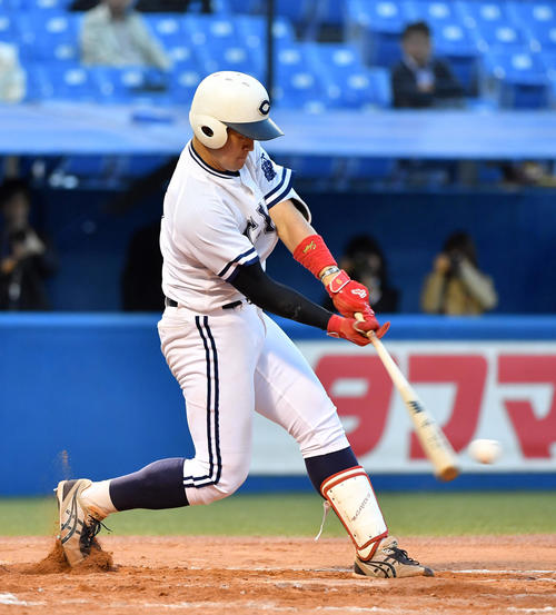 中大対立正大　7回表中大1死二、三塁、牧は左前に適時打を放つ（撮影・柴田隆二）