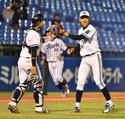 中大対立正大　5回途中から登板した中大・後藤（右）は古賀捕手とハイタッチする（撮影・柴田隆二）