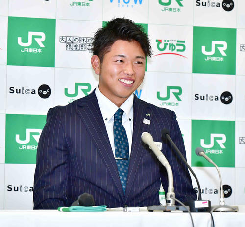 巨人からドラフト2位指名を受け、笑顔を見せるJR東日本・太田（撮影・小沢裕）