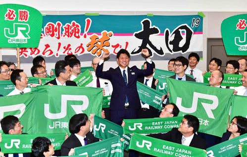 巨人からドラフト2位指名を受けたJR東日本・太田は大勢の社員に見守られながらガッツポーズ（撮影・小沢裕）