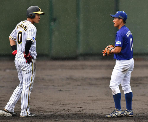 二塁打を放った阪神木浪と言葉を交わす大阪ガス・小深田（2019年10月3日）