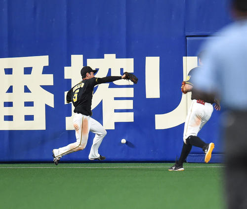 19年7月16日、中日対阪神戦　9回裏中日1死一塁、平田良介の打球を追うも捕球できない近本光司（撮影・森本幸一）