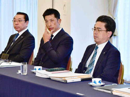 ドラフト前日の会議に臨む、左から阪神の揚塩球団社長、矢野監督、谷本本部長（撮影・小沢裕）