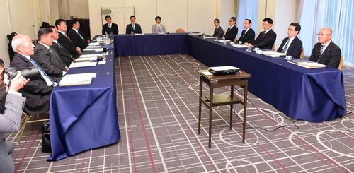 ドラフト前日の会議に臨む阪神の関係者たち。右手前から3人目は矢野監督（撮影・小沢裕）