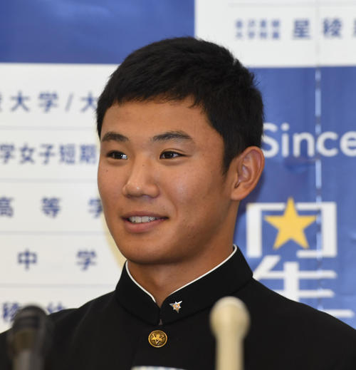 結果をまつ星稜・奥川恭伸（撮影・奥田泰也）