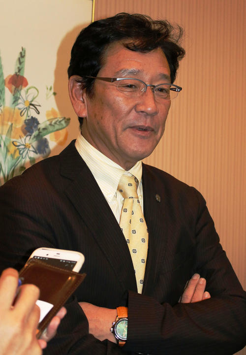 大船渡の校章のモチーフとなっているイチョウから黄色のシャツとネクタイでドラフト会議前日のスカウト会議に出席した日本ハム栗山監督（撮影・木下大輔）