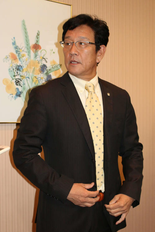 栗山監督イチョウ拾い験担ぎ 佐々木通う大船渡校章 プロ野球写真ニュース 日刊スポーツ