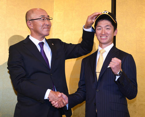 阪神畑山チーフスカウト（左）と近本（2018年11月15日撮影）