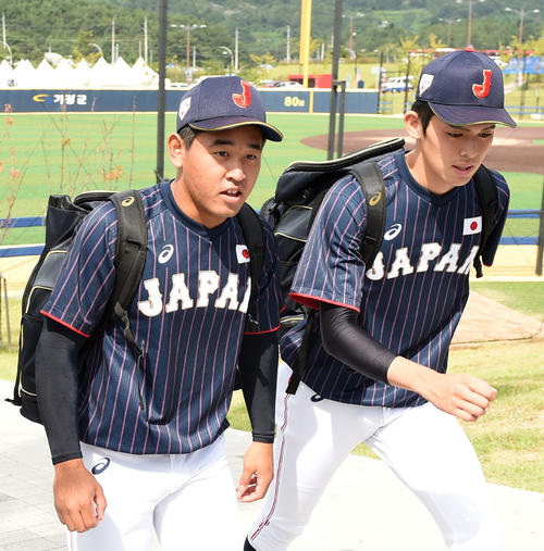 U18W杯で練習へ向かう宮城と佐々木