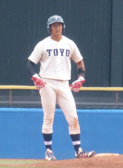 東洋大対国学院大　6－3の8回裏2死二、三塁、2点適時二塁打を放った東洋大・佐藤（撮影・古川真弥）