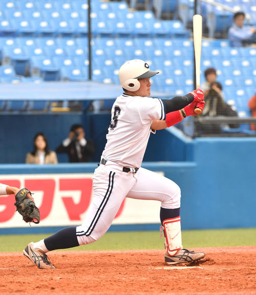 立正大対中大　4回裏中大2死三塁、牧は中前に適時打を放つ（撮影・柴田隆二）