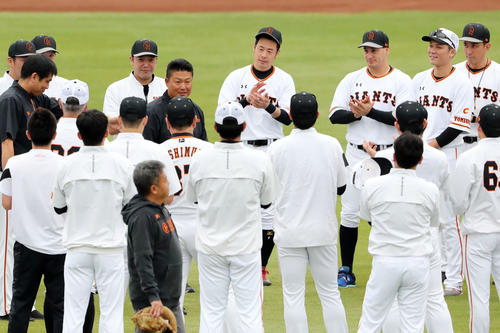 練習前、選手たちの前であいさつする村田打撃コーチ（中央）（撮影・垰建太）