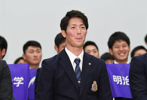 広島から指名され笑顔を見せる明大・森下（撮影・加藤諒）